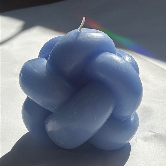 Room Essentials Blue Knot Pop Art Home Decor Candle New 24.2 oz - Picture 2 of 7